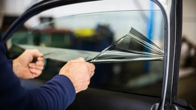 Penyebab dan Cara Mengatasi Kaca Film Mobil Terkelupas